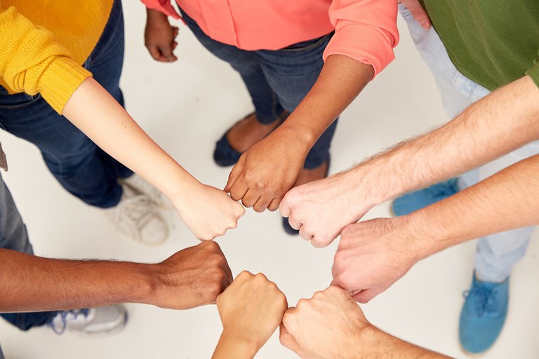 Gruppe von Händen, die Faustschlumpfen_581722840 kl.jpg