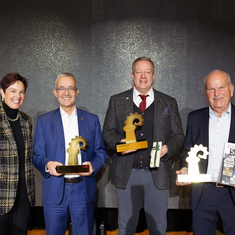 Regierungsrätin Monica Gschwind mit den Gewinnern des Anerkennungspreises Thomas Weber (OK ESAF), Daniel Schaub, René Schenker. Vergrösserte Ansicht