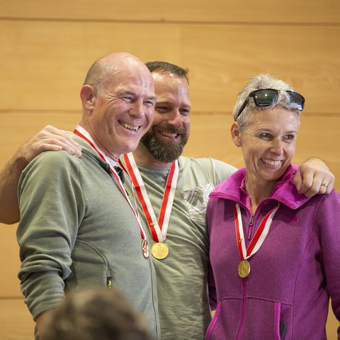Glückliches Siegerteam mit Regierungsrat Anton Lauber, Jeannette Merz und Michael Bertschi. Vergrösserte Ansicht
