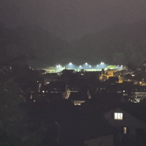 Beleuchtung des Fussballplatzes nach der Sanierung. Vergrösserte Ansicht