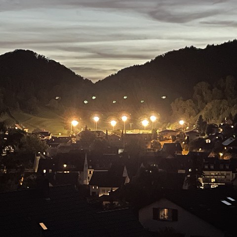 Beleuchtung des Fussballplatzes vor der Sanierung. Vergrösserte Ansicht