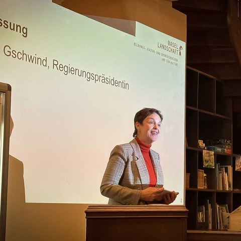 Regierungspräsidentin Monica Gschwind begrüsst die Anwesenden im Kulturhaus Cheesmeyer in Sissach.jpg. Vergrösserte Ansicht