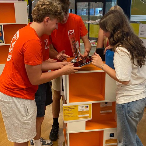 iPad Heroes an der Arbeit im Lesezentrum_NL.jpg. Vergrösserte Ansicht
