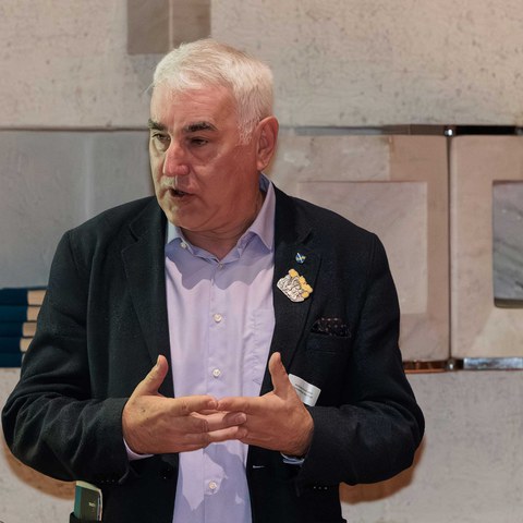 Andreas Bammatter, Gemeinderat Allschwill eröffnet den Kulturgipfel 2026 in der Kirche Theresia. Vergrösserte Ansicht