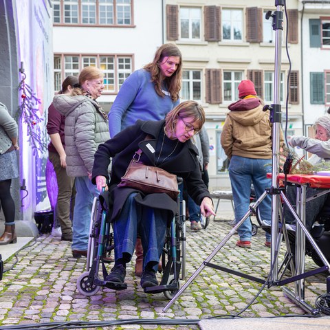 Barrieren überwinden mit dem Rollstuhl. Vergrösserte Ansicht