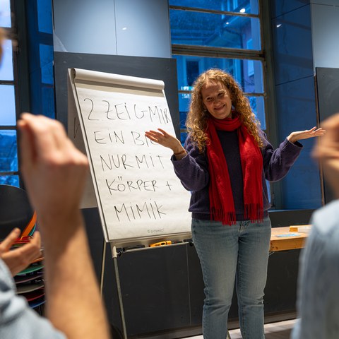 Einführung in die Gebärdensprache mit Lua Leirner. Vergrösserte Ansicht