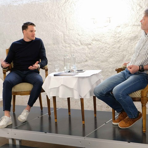 Dario Cologna im Gespräch mit Stephan Kaufmann. Vergrösserte Ansicht