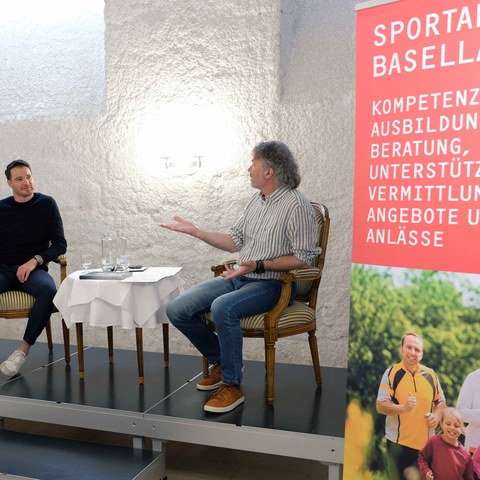 Dario Cologna im Gespräch mit Stephan Kaufmann. Vergrösserte Ansicht