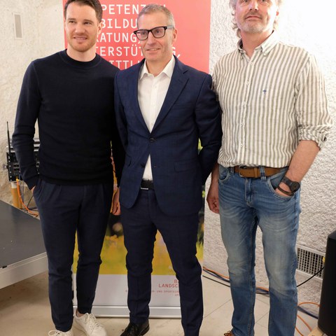 v.l.n.r.: Dario Cologna, Sportamt-Leiter Thomas Beugger, Moderator Stephan Kaufmann. Vergrösserte Ansicht