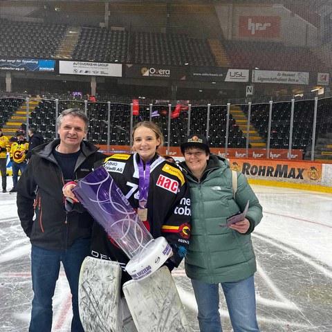 Nadia Haener mit ihren Eltern.jpg. Vergrösserte Ansicht