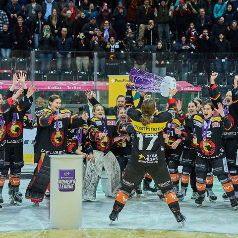 Pokalübergabe Schweizermeister Titel 2025.jpg. Vergrösserte Ansicht