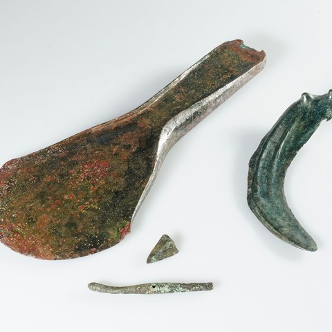 Alle bisher bekannten Bronzeobjekte vom Schlossfelsen Randleistenbeil, Knopfsichel, Nadel und Pfeilspitzen-Fragmen.jpg. Vergrösserte Ansicht