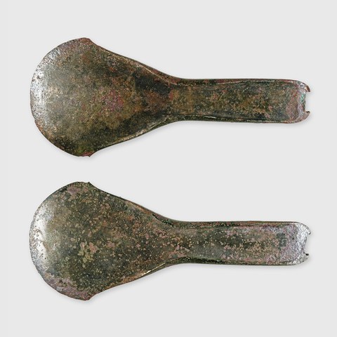 Das neu entdeckte, massive Bronzebeil aus Burg i.L. Vorder- und Rückseite, Länge rund 22 Zentimeter.jpg. Vergrösserte Ansicht