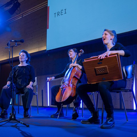 Das Trio TRËI begleitet die Kulturpreisverleihung 2026.jpg. Vergrösserte Ansicht
