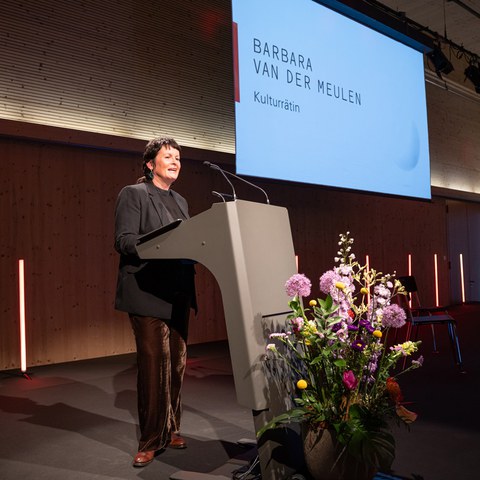 Kulturrätin Barbara van der Meulen hält die Laudatio für Alex Hendriksen.jpg. Vergrösserte Ansicht