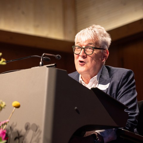 Kulturrat Jürg Gohl hält die Laudatio für Vera Schnider.jpg. Vergrösserte Ansicht