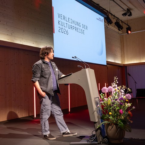 Kulturrat Olivier Joliat hält die Laudatio für Nicole Bernegger.jpg. Vergrösserte Ansicht