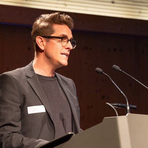 Kulturratspräsident Flavian Graber hält die Laudatio für Muhammed Kaltuk.jpg. Vergrösserte Ansicht