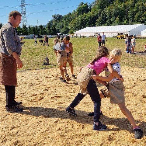 Schulklassen geniessen einen Sporttag auf dem ESAF-Gelände. Vergrösserte Ansicht