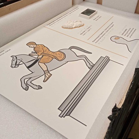 Tafel mit Reiterfigur. Vergrösserte Ansicht