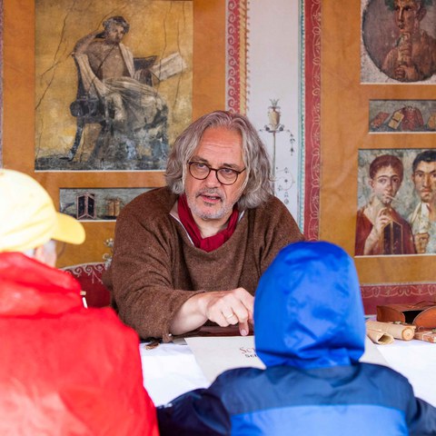 Bei der Schola Romana Foto: Susanne Schenker. Vergrösserte Ansicht