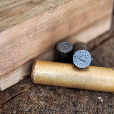 Die Stempel zum Prägen einer Münze Foto: Susanne Schenker. Vergrösserte Ansicht
