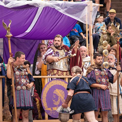 Ehrung einer Gladiatorin durch den Kaiser Foto: Matthias Willi. Vergrösserte Ansicht