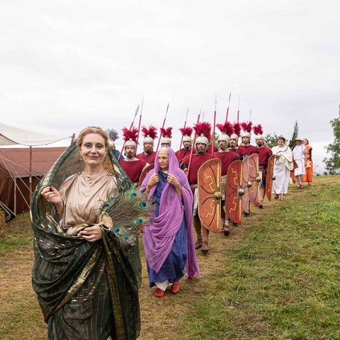Garde des Kaisers und Hofdame auf dem Weg ins Theater Foto: Matthias Willi. Vergrösserte Ansicht