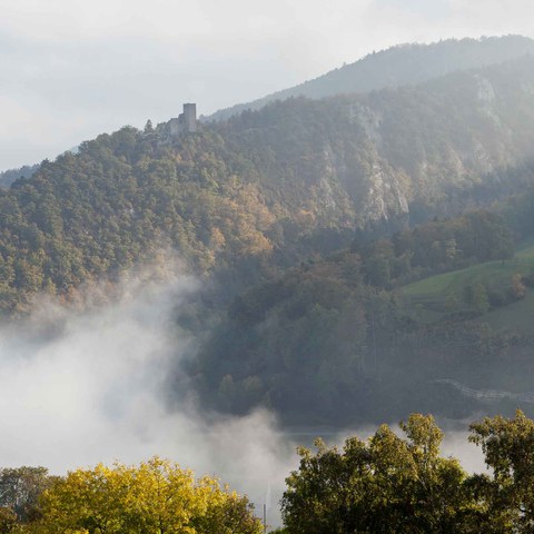 Auf schmalen Grat: die Ruine des Schlosses Waldenburg. Vergrösserte Ansicht