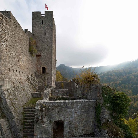Auf schmalen Grat: die Ruine des Schlosses Waldenburg. Vergrösserte Ansicht