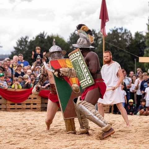 Gladiatoren kämpfen in der Arena_Export.jpg. Vergrösserte Ansicht