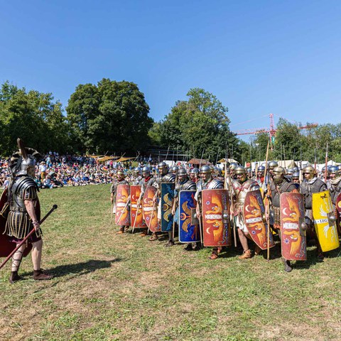 Legionäre exerzieren vor Publikum_Export.jpg. Vergrösserte Ansicht