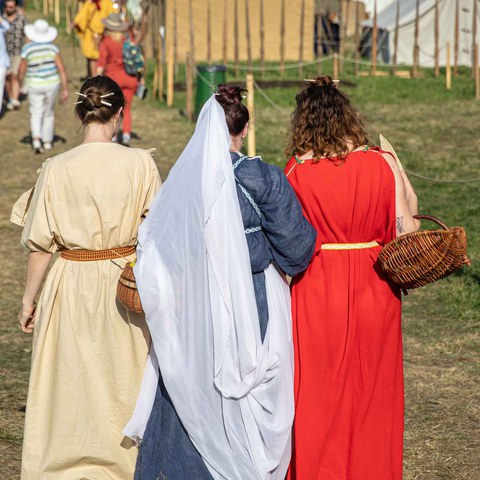Römerinnen auf dem Weg ins Legionärslager_Export.jpg. Vergrösserte Ansicht