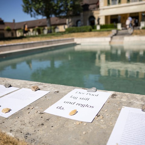 Worte inszeniert am Pool der Villa Clavel.jpg. Vergrösserte Ansicht