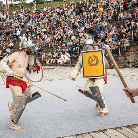Die-Gladiatoren-kämpfen-am-Spektakel-im-Theater-in-der-Arena.jpg. Vergrösserte Ansicht