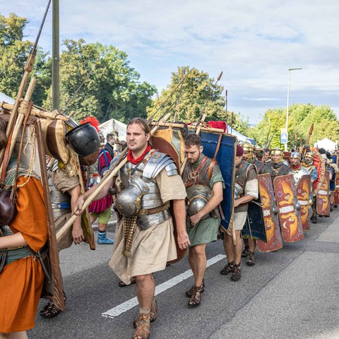 Ingressus-Legionis-–-Marscheinzug-der-Legionäre.jpg. Vergrösserte Ansicht