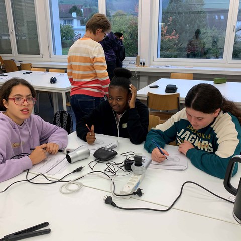 Wo lässt sich Energie sparen? Schülerinnen untersuchen den Energieverbrauch verschiedener Haushaltsgeräte. Foto: zVg Sekundarschule Gelterkinden. Vergrösserte Ansicht