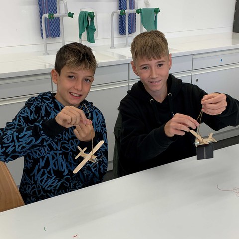 Schüler lassen erfolgreich Flugzeuge mit Solarenergie fliegen. Foto: zVg Sekundarschule Gelterkinden. Vergrösserte Ansicht