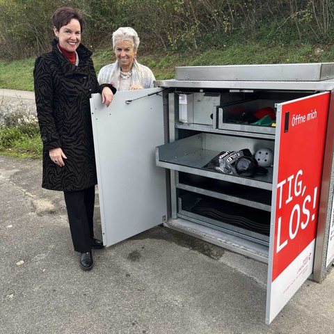 Regierungspräsidentin Monica Gschwind und Gemeinderätin Jeanne Locher präsentieren die neue Sportbox bei der Medienkonferenz in Münchenstein.. Vergrösserte Ansicht