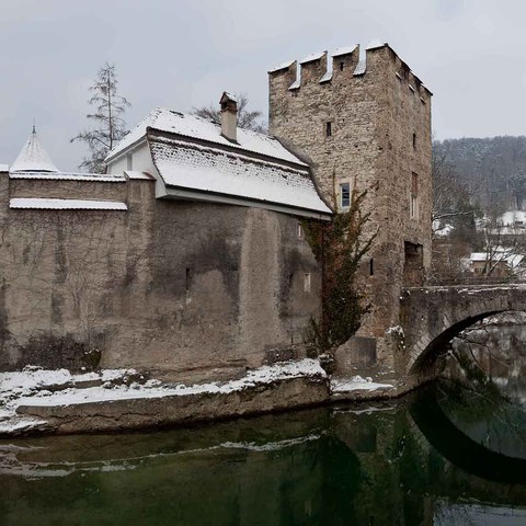 Geschickt ins Tal gebaut - Schloss-Zwingen.jpg. Vergrösserte Ansicht