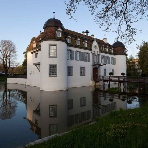 Märchenhaft! Das Weiherschloss Bottmingen ist wie aus einem Traum entsprungen..jpg. Vergrösserte Ansicht