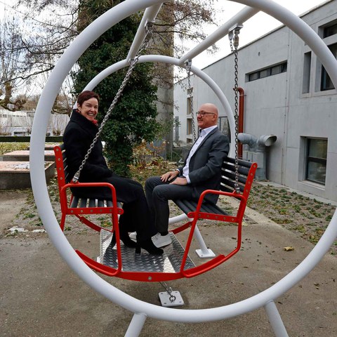Aussenanlage mit Regierungsrätin Monica Gschwind und Regieruntspräsident Isaac Reber.jpg. Vergrösserte Ansicht