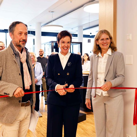 Bild 4 - v.l.n.r. Marco Frigerio (Kantonsarchitekt), Monica Gschwind (Regierungsrätin und Vorsteherin der Bildungs-, Kultur- und Sportdirektion), Maya Schenkel (Leiterin Laufbahnzentrum).jpg. Vergrösserte Ansicht