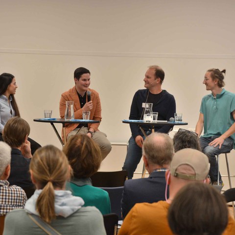 Bild 10 - v.l.n.r. Selina Barbati (von der A-Schülerin zur Doktorandin), Rino Zumbrunn (Schweizer Meister der Köche 2020), Daniel Rellstab (Berufs-, Studien und Laufbahnberater) Marius Cavin (Zirkusartist und -trainer).jpg. Vergrösserte Ansicht