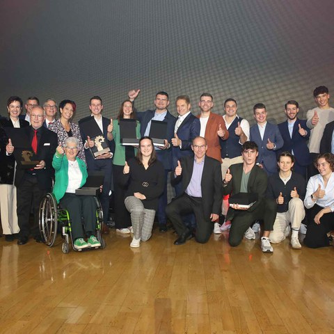Die Trägerinnen und Träger der Sport-, Anerkennungs- und Förderpreise mit den Künstlern, den Laudatoren und den drei Mitgliedern des Baselbieter Regierungsrates, Monica Gschwind, Kathrin Schweizer und Anton Lauber.jpg. Vergrösserte Ansicht