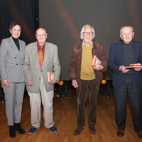 Sportpreis_Spezialehrung Edgar Strub, Willy Piatti und Fritz Epple mit RR Monica Gschwind.jpg. Vergrösserte Ansicht